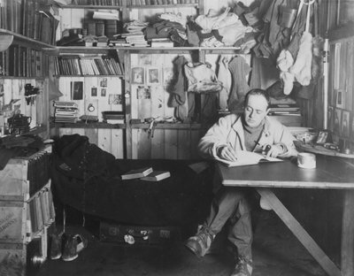 Kapitán Scott ve svém doupěti v zimní ubikaci během expedice Terra Nova (1910-13) na jižní pól, 1911. od Herbert Ponting
